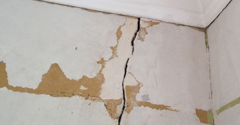 Savoir diagnostiquer les fissures d’un mur est essentiel pour éviter des problèmes structurels majeurs. Une expertise en bâtiment permet d’évaluer la gravité, d’identifier les causes et de déterminer les solutions adaptées.