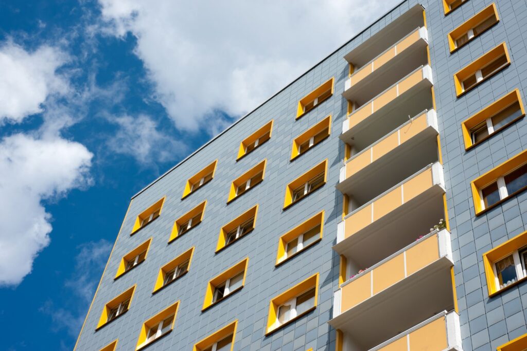 Le nouveau décret renforce les obligations en matière de diagnostic immobilier, notamment pour les immeubles collectifs anciens situés dans des zones à risque.