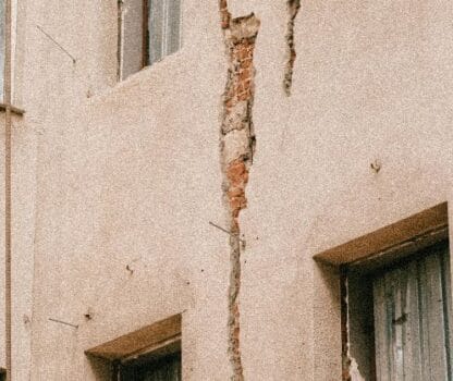 Faites réaliser une expertise sécheresse pour identifier et prévenir les fissures et mouvements de terrain. Comprenez les risques liés à la sécheresse et protégez votre habitation.