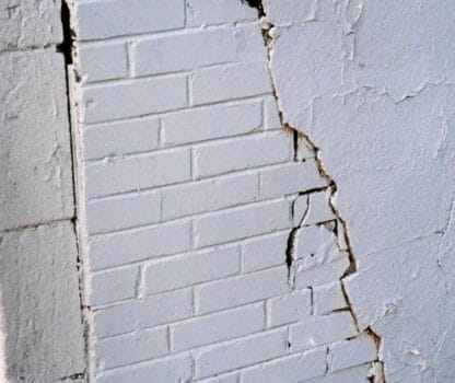 Tout savoir sur le mouvement de terrain et les fissures qu’il provoque : comprendre les causes, identifier les risques et découvrir les solutions pour protéger votre habitation.