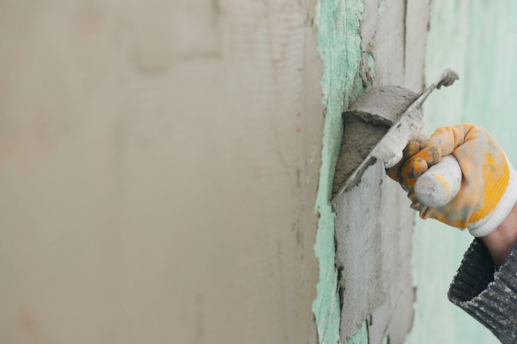Un crépis extérieur mal réalisé peut entraîner fissures, infiltrations et dégradations. Faites appel à un expert en bâtiment en Ardèche pour identifier les malfaçons, évaluer les réparations nécessaires et sécuriser vos travaux.