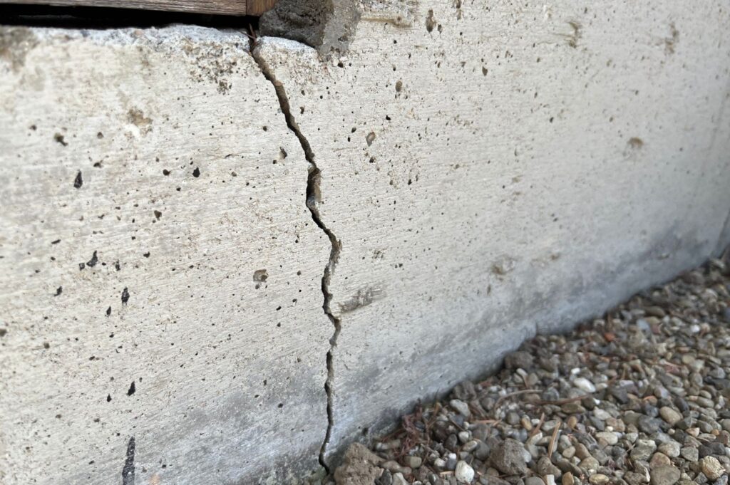 La sécheresse peut provoquer des fissures structurelles sur les maisons individuelles.