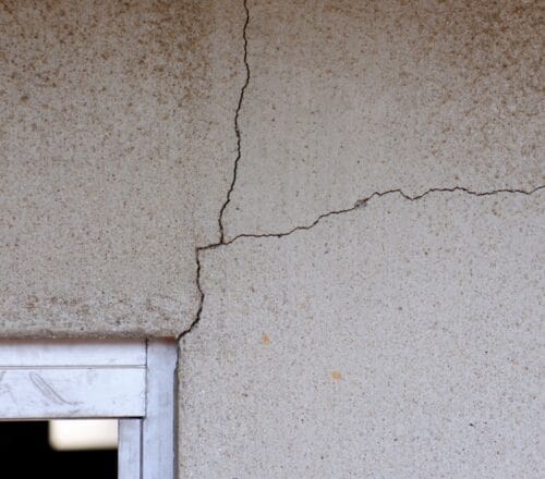 Anticiper les effets de la sécheresse permet de limiter l’apparition de fissures sur les bâtiments.