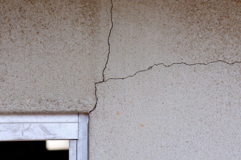 Anticiper les effets de la sécheresse permet de limiter l’apparition de fissures sur les bâtiments.